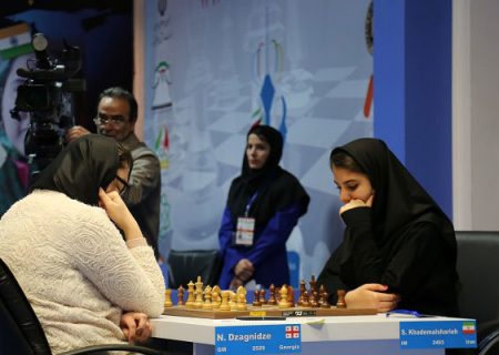 تیم ملی شطرنج زنان لباس متحد الشکل به تن می‌کند