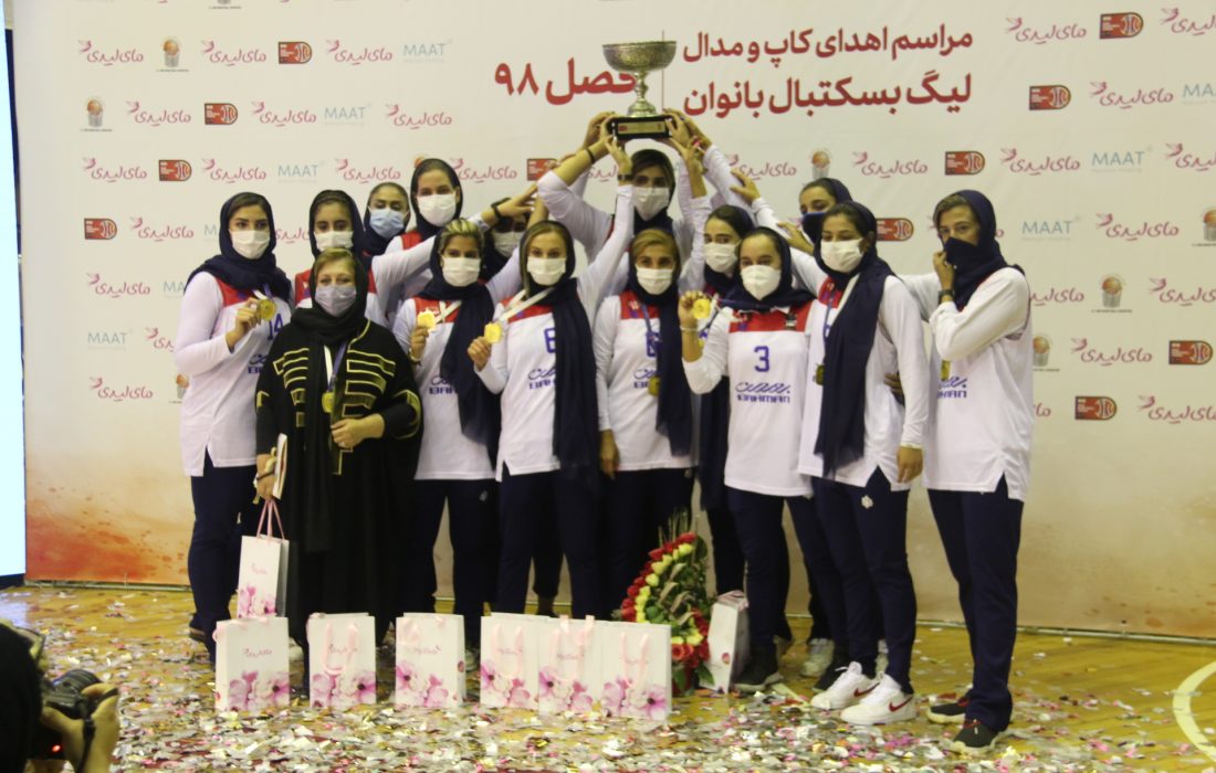 گروه بهمن جام قهرمانی را بالای سر برد