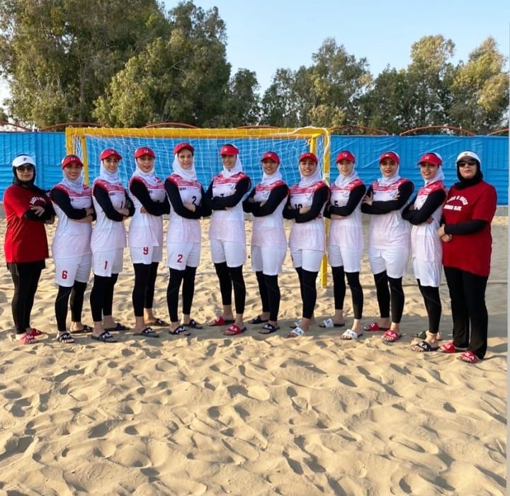 بازیکنان سالنی برای تفریح به ساحل میآیند